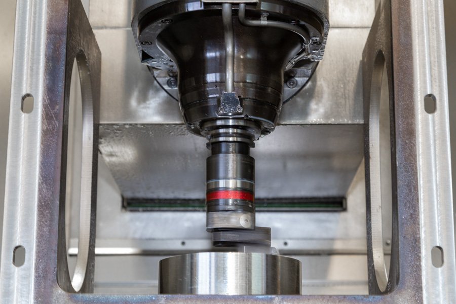 CNC-Bearbeitungszentrum der PUFFE Mechanik GmbH bei der Zerspanung