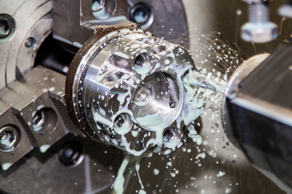Fertigungshalle der PUFFE Mechanik GmbH mit CNC-Bearbeitungszentren